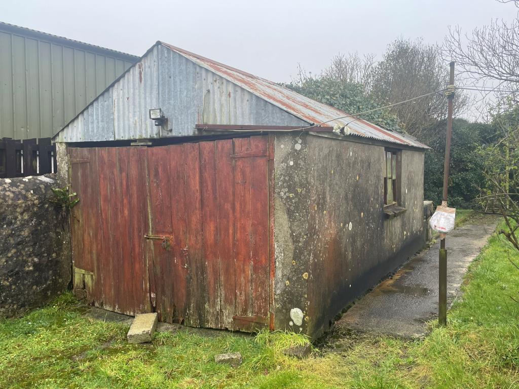 Lot: 127 - TERRACE HOUSE WITH ADDITIONAL ONE-BEDROOM DWELLING, GARAGE, OUTBUILDING AND LARGE GARDEN SPACE - single garage